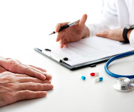 Médico atendiendo a un paciente.