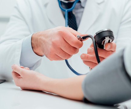 Doctor tomándole el pulso a un paciente.