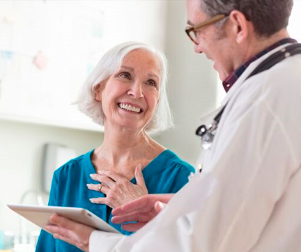 Doctor atendiendo a paciente adulto mayor.