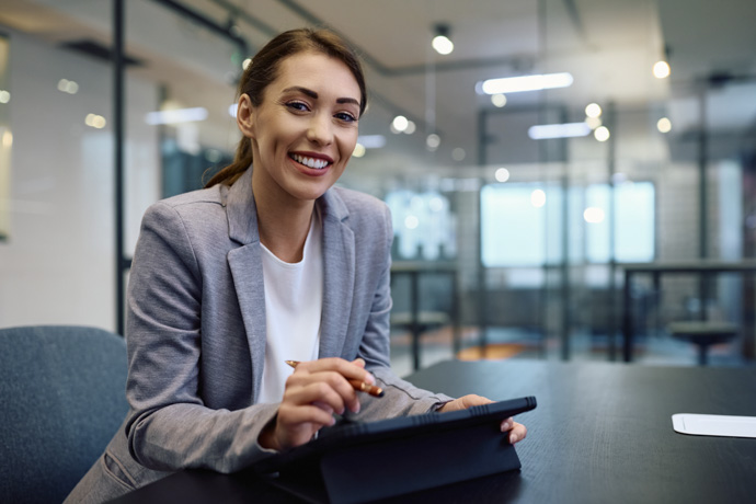Agente de seguros educa a asegurados