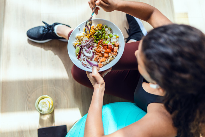 Mujer tomando un plato con alimentos funcionales.