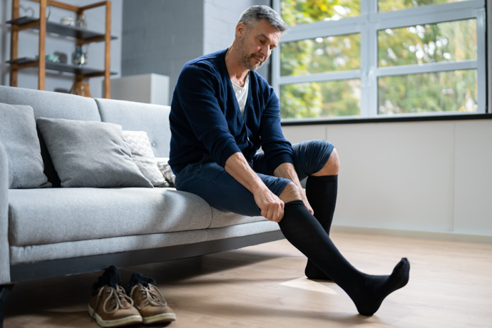 hombre utiliza medias de compresión