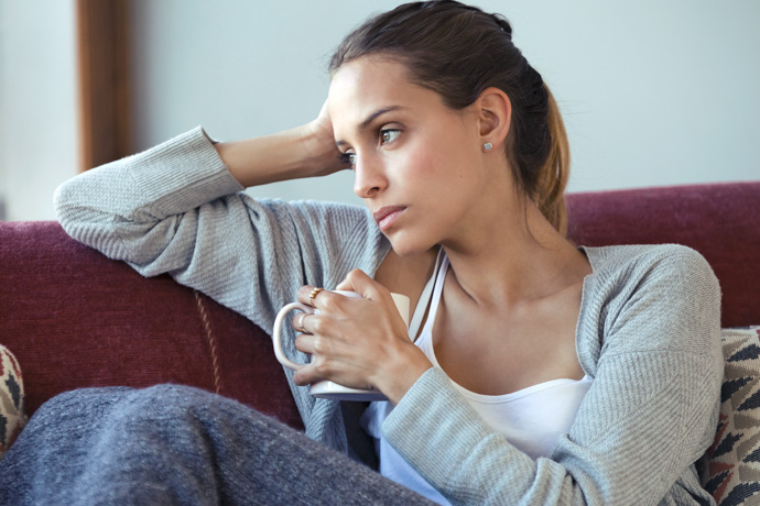 Mujer padece efectos negativos de la ansiedad