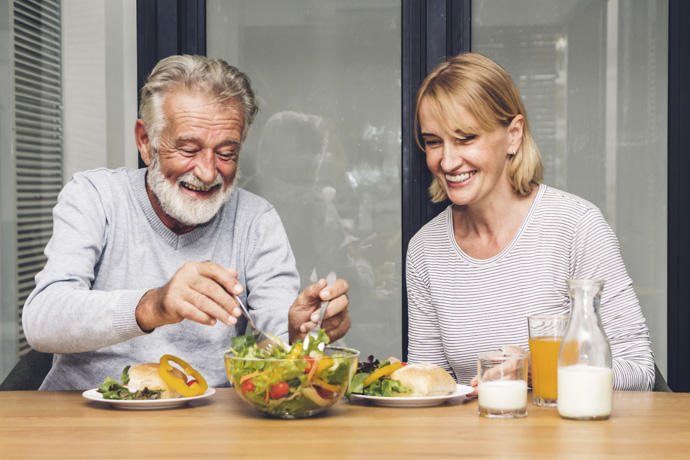 Personas se alimentan de forma saludable