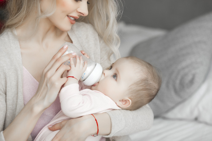 Mujer alimentando a su bebé