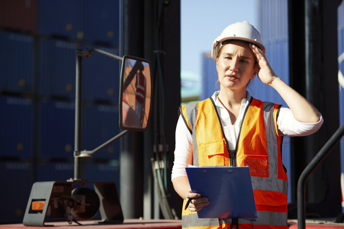 Mujer trabajando en la obra sufriendo un golpe de calor.