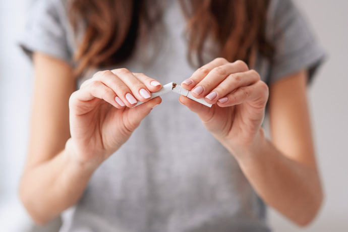 mujer deja hábitos que afectan el cerebro