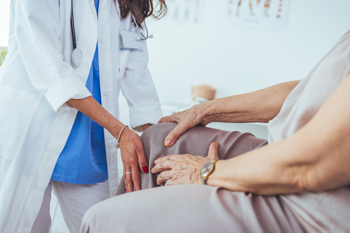 Médico recomienda tratamiento para la artrosis