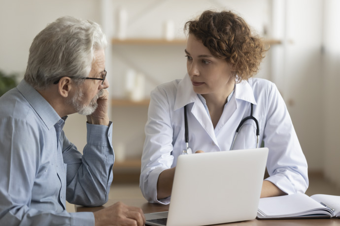Médico habla con paciente sobre el Alzheimer
