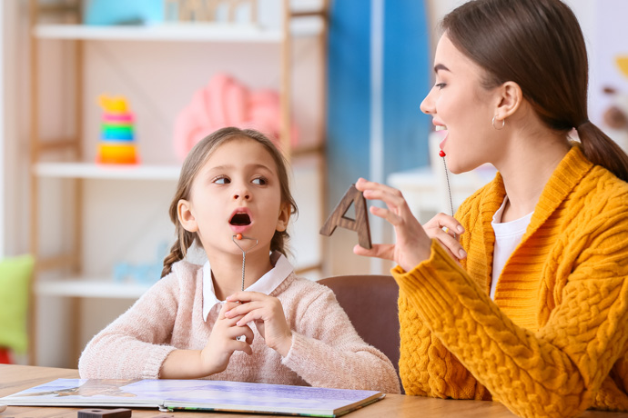 niña con profesora especializada en dislexia