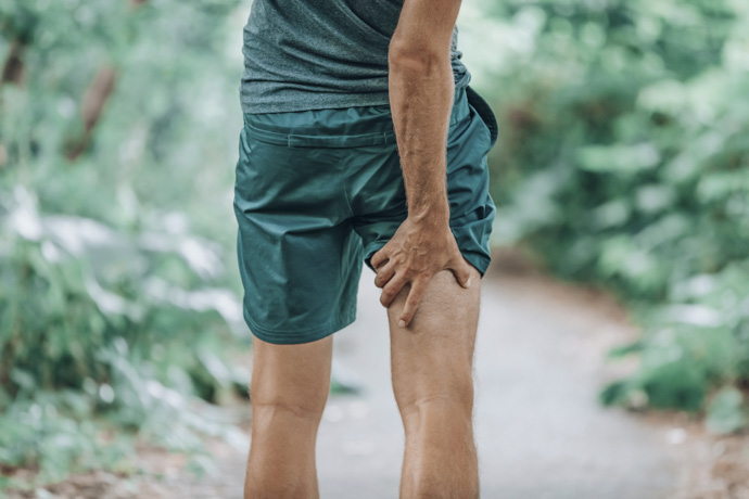 Hombre con agujetas en músculo de las piernas
