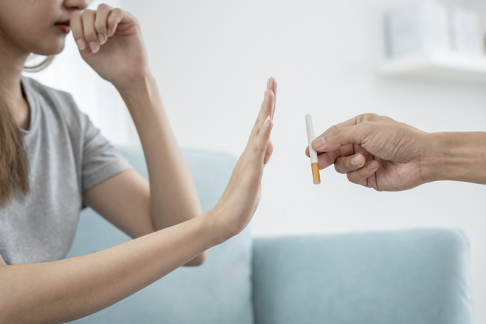 Mujer rechaza tabaco