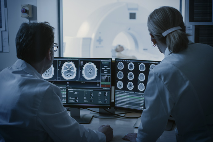 Médicos ven imágenes de resonancia magnética