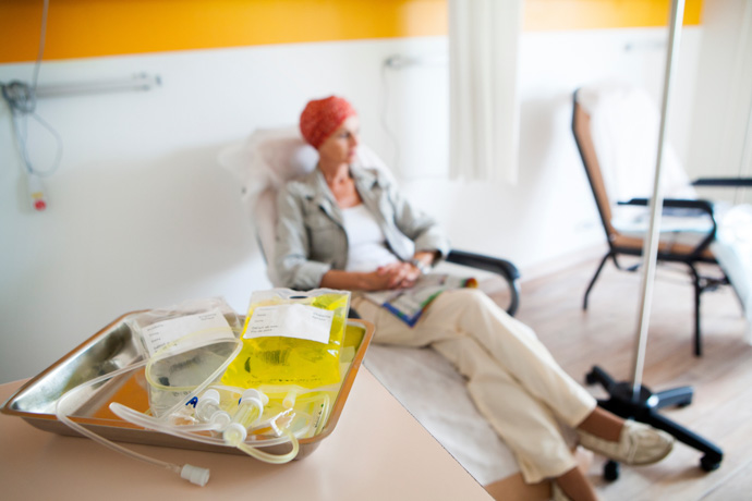 Persona con cáncer y dolores de espalda en el hospital.