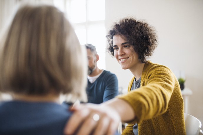 Persona en grupo de apoyo para dejar el alcohol