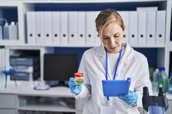 Médico revisando prueba de orina