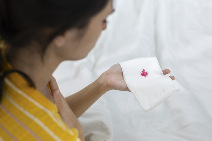 Mujer enferma tose con sangre 