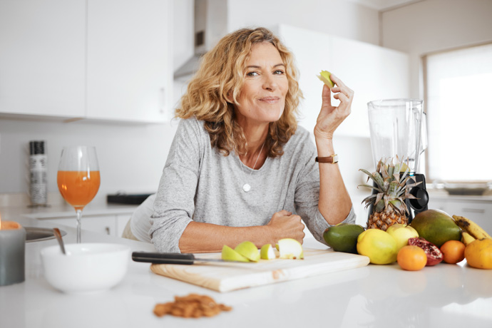 Persona tomando algunas de las frutas recomendadas para diabéticos.