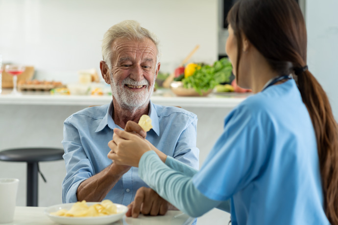 hombre de la tercera edad con hiporexia