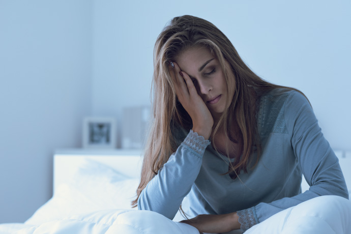 Mujer con sueño por insomnio