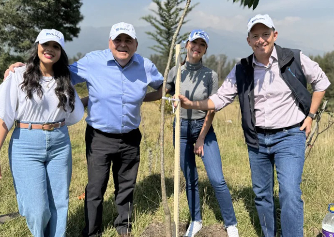 José Luis en Ecuador durante la plantación de áboles