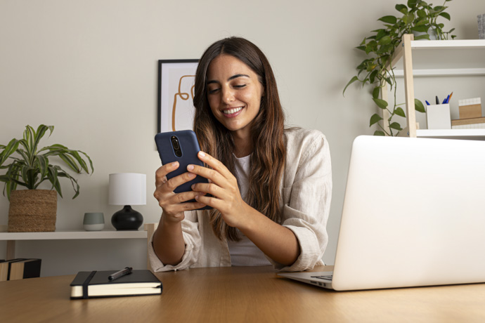 Mujer usando redes sociales