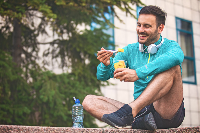 Hombre comiendo después de hacer ejercicio a la mejor hora para su cuerpo.