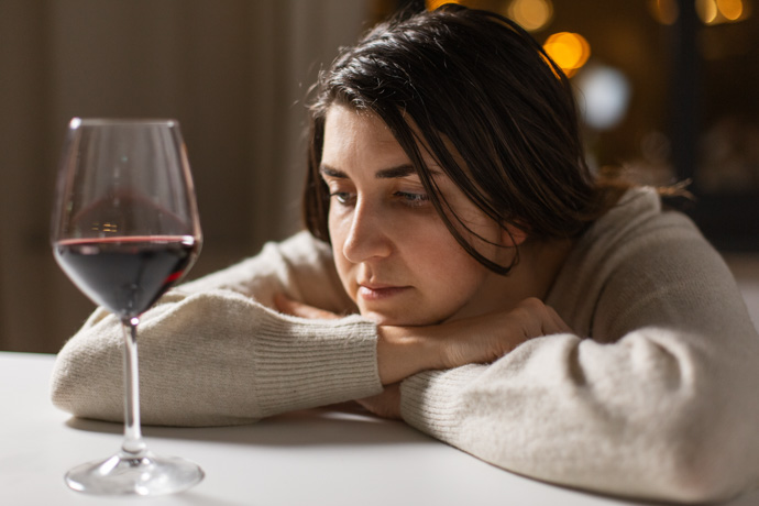 Mujer que no sabe si puede mezclar melatonina y alcohol.