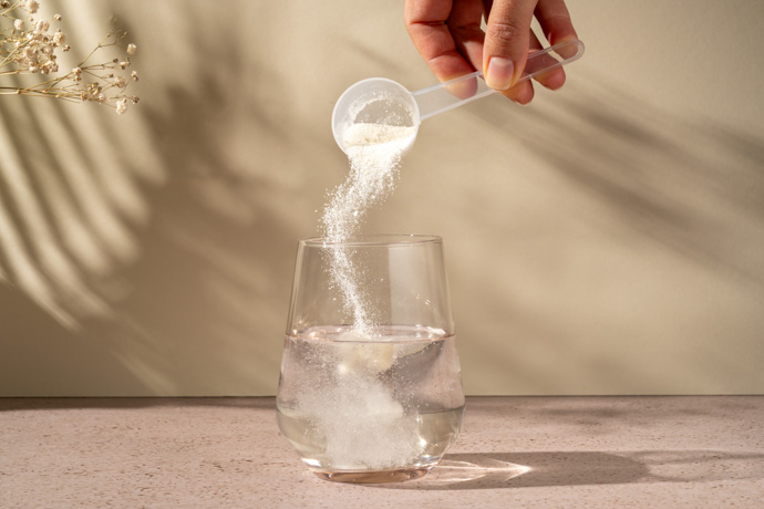 Persona usando suplementos de colágeno