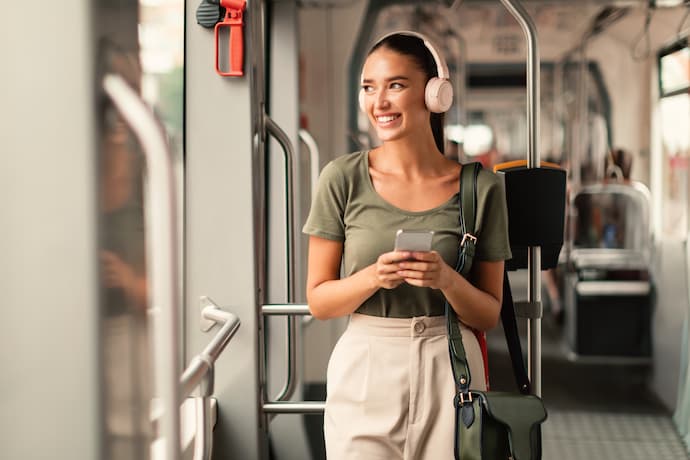 mujer escuchando música en transporte público
