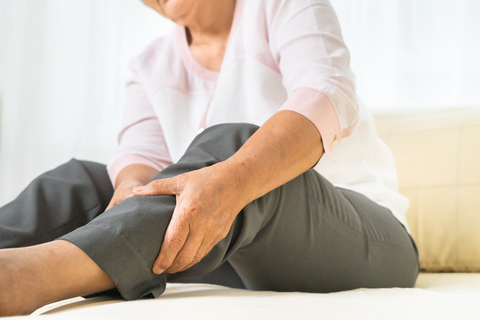 Mujer mayor con las piernas hinchadas