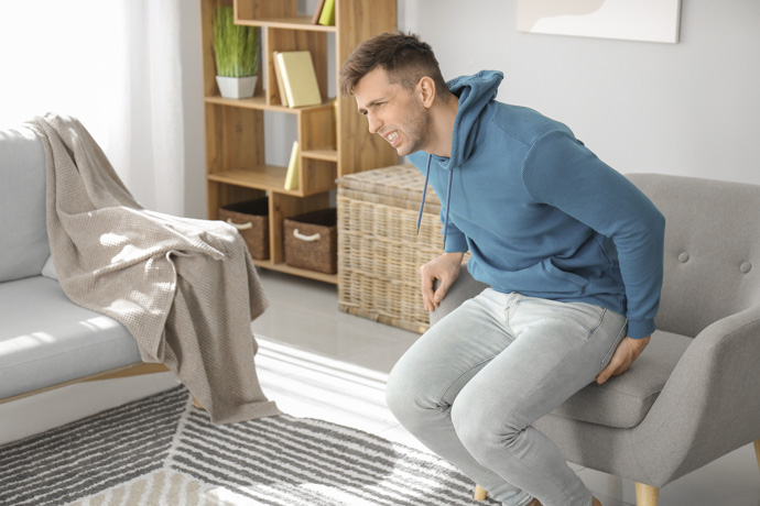 Hombre con problemas de hemorroides