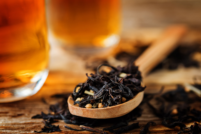 cuchara de madera con te negro