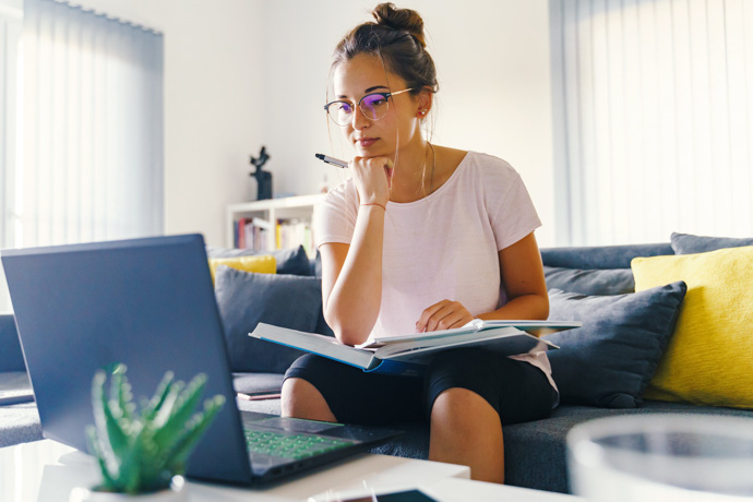 Persona aprendiendo qué es la neuroplasticidad. 