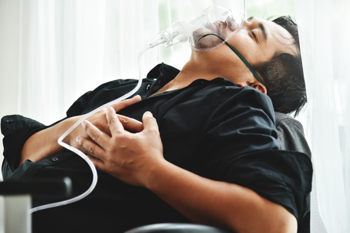 Persona sufriendo una de las 10 señales por las que su corazón no está bien.