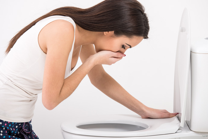 Mujer padece efectos negativos del alcohol