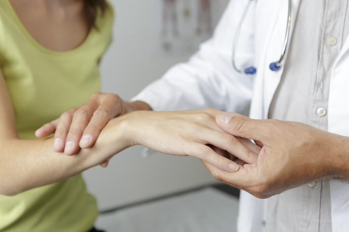 Médico revisa a mujer con síndrome de mano ajena