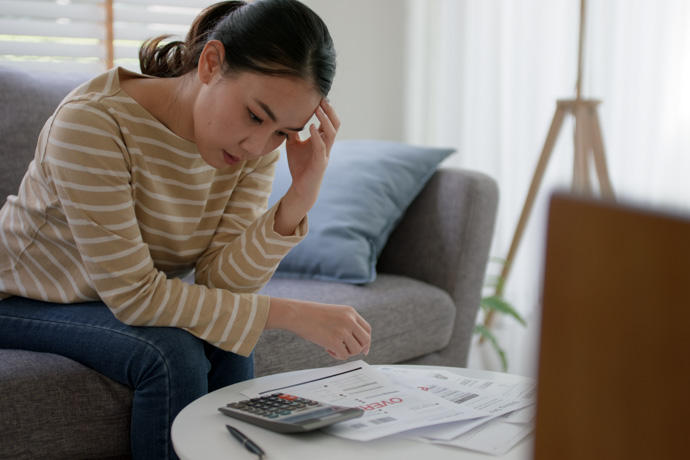 Mujer con preocupaciones padece estrés