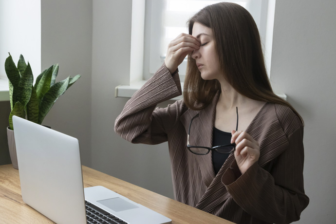 mujer con síntomas de visión distorsionada
