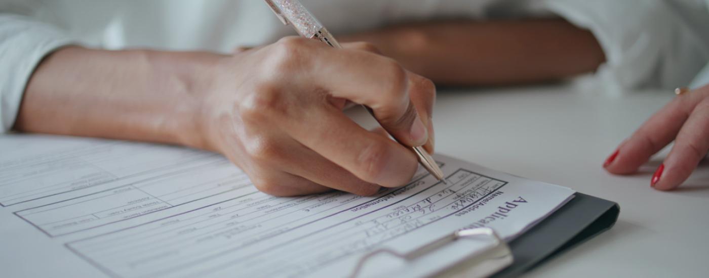 Agente junto a su cliente revisando el compliance en seguros de salud 