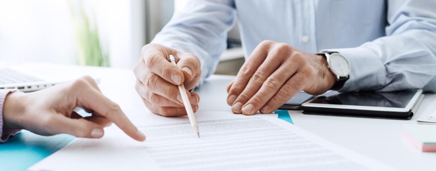 personas viendo papeles de seguro