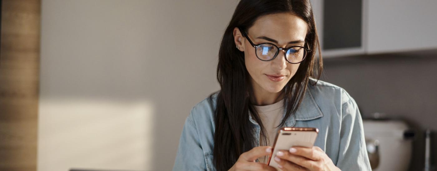 Agente de seguros usando redes sociales