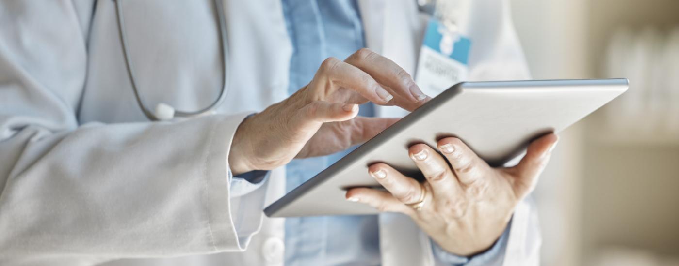 Médico sigue historial clínico de paciente en tableta