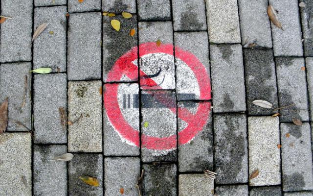 Señal de prohibido fumar dibujado en el suelo