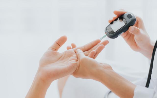 Paciente comprobando si tiene el azúcar alto.