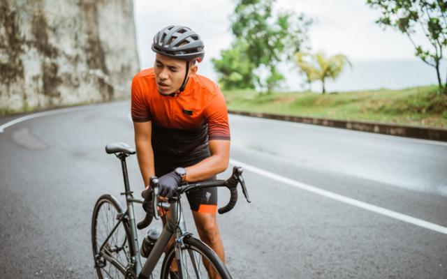Persona sufriendo mareo y visión borrosa al hacer ejercicio.