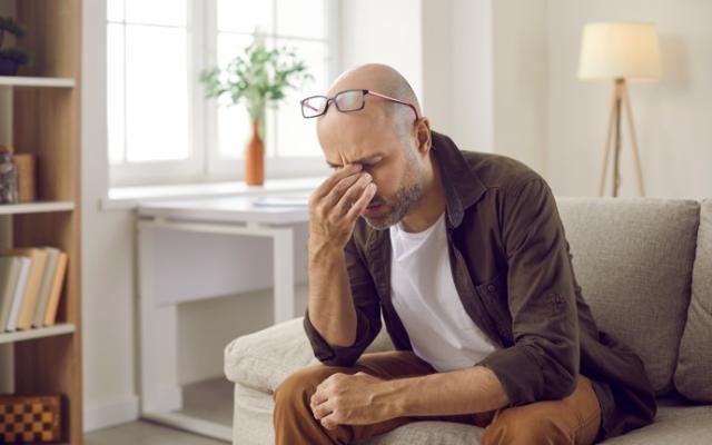 Hombre con niebla mental. 