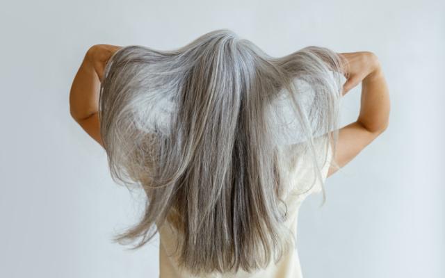 Mujer que no sabe por qué le salen canas.