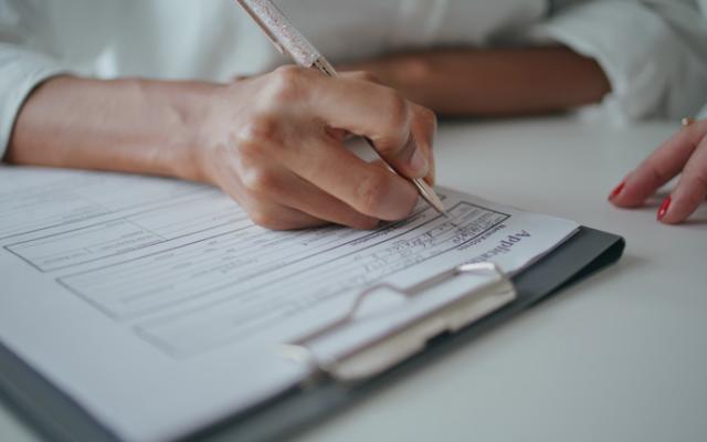 Agente junto a su cliente revisando el compliance en seguros de salud 