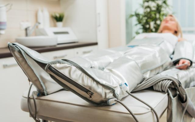Sesión de presoterapia para mejorar la circulación sanguínea